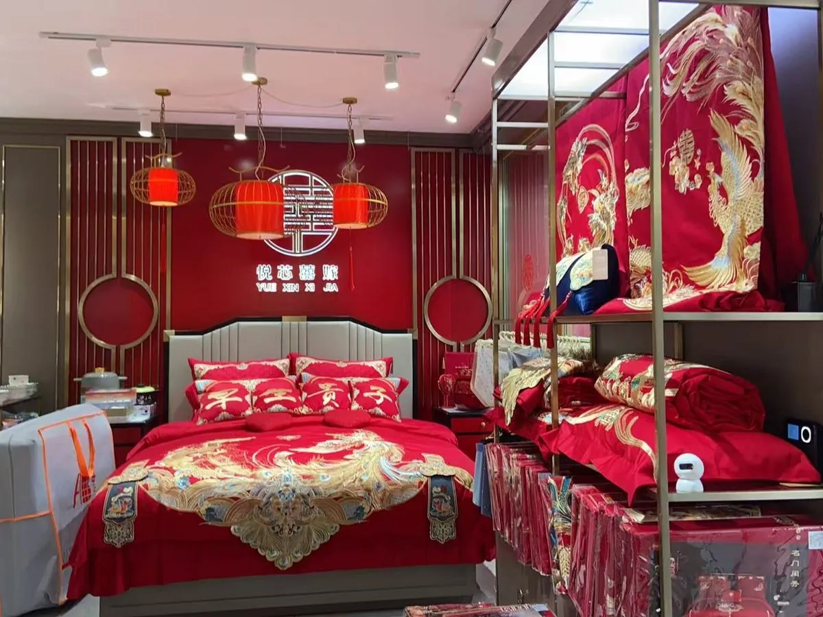 悦芯家纺临街专卖店夜景实拍：婚庆蚕丝喜被定制门店