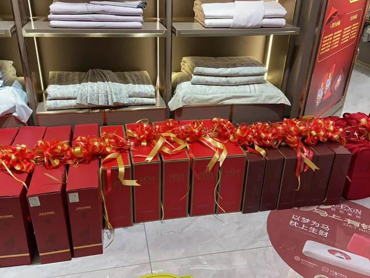 烟台喜被门店实拍：悦芯家纺喜被礼盒陈列，红色婚庆礼盒