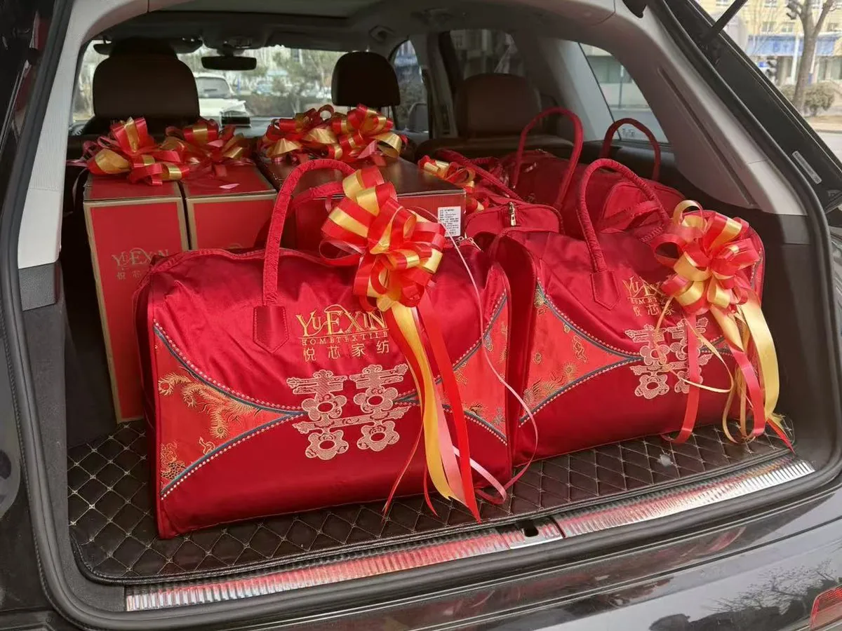 烟台陪嫁喜被实拍：悦芯家纺喜被礼盒装车，陪嫁婚被后备箱实拍