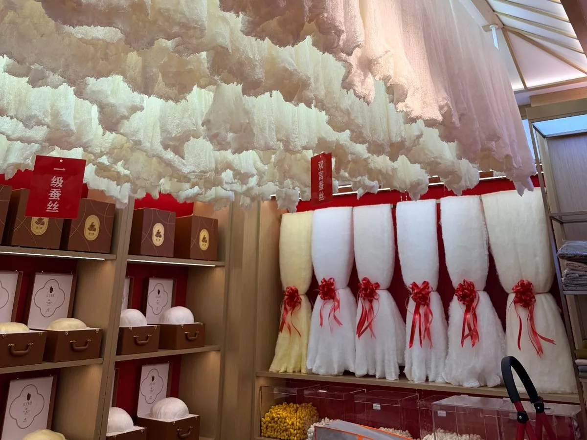 烟台喜被门店实拍：悦芯家纺一级蚕丝手工丝绵悬挂陈列，等级标签看得见
