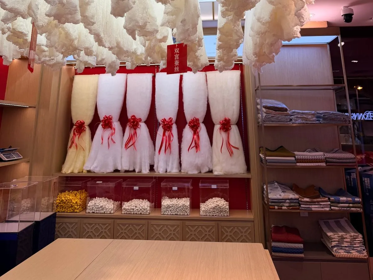 烟台蚕丝被门店实拍：双宫茧桑蚕丝喜被挂样陈列，悦芯家纺门店